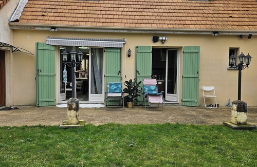 Montereau-Fault-Yonne House | Romantic Lake View Retreat with Spa and Breakfast Included
