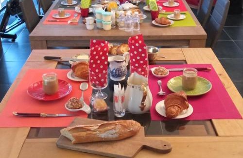 Noyers Bed & Breakfast | Elegant Room with Wi-Fi, Parking & Family-Friendly Amenities