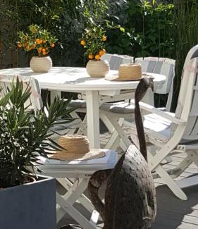 Velizy-Villacoublay House | Discover Chambre 1: Family-Friendly Getaway with Pool