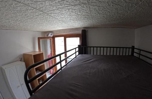 Bobigny House | Chambre 4 personnes 2 lits proche métro 5 - salle de bain, toilettes et cuisine sont commune