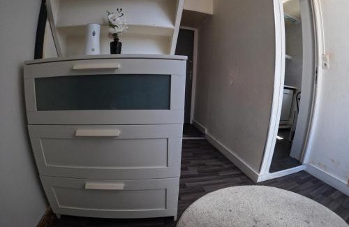 Bobigny House | Chambre 4 personnes 2 lits proche métro 5 - salle de bain, toilettes et cuisine sont commune