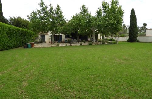 Saint-Martin-de-Crau Bed & Breakfast | Peaceful Room Experience with Local Hosts