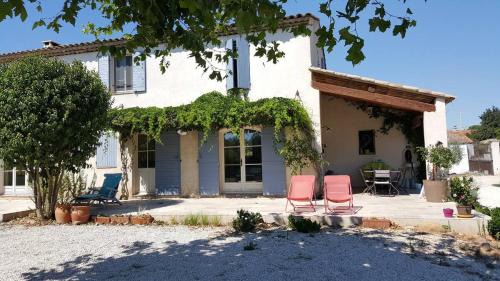 Saint-Martin-de-Crau Bed & Breakfast | Peaceful Room Experience with Local Hosts