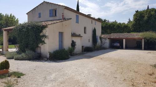 Saint-Martin-de-Crau Bed & Breakfast | Peaceful Room Experience with Local Hosts