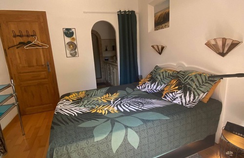 Draguignan Bed & Breakfast | Indulge in a Jacuzzi Retreat with Exceptional Amenities