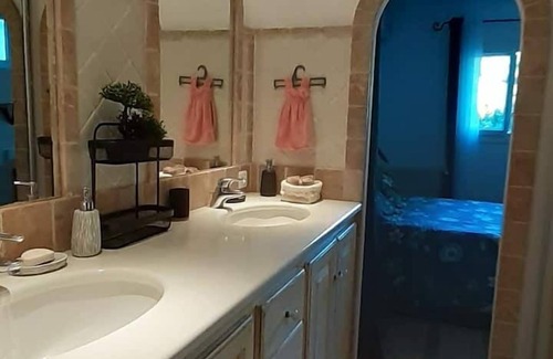 Draguignan Bed & Breakfast | Indulge in a Jacuzzi Retreat with Exceptional Amenities
