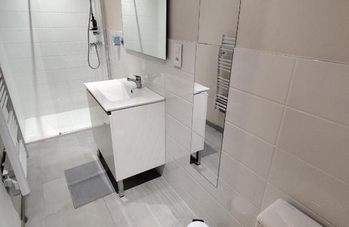 Montelimar House | chambre avec salle de bain privée