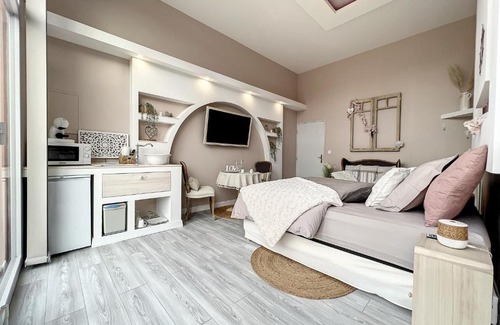 Louches Bed & Breakfast | Relaxing Room with Private Spa, Pool & Ocean View