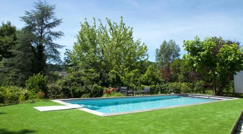 Brive-la-Gaillarde Bed & Breakfast | Inviting Chambre BEAUSEJOUR with Oceanfront Pool Access