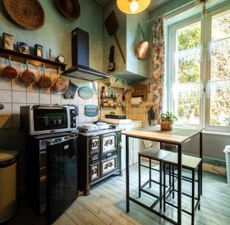 Olliergues Bed & Breakfast | Oceanfront Retreat with Private Kitchen and Terrace Access