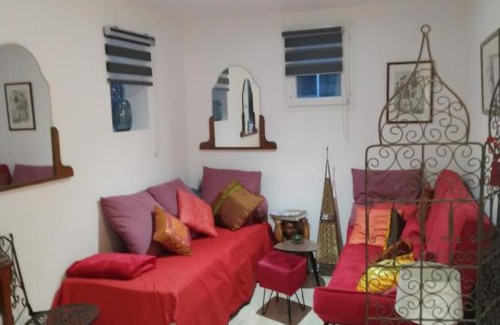 Perigueux Bed & Breakfast | Oceanfront Retreat at Chambre César - Villa Chaumonty