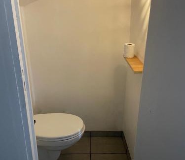 Le Relecq-Kerhuon Apartment | Chambre calme au dessus d'un atelier, kitchenette, douche et toilettes dédiées