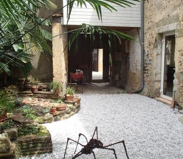 Samadet House | Welcoming Chambre chez Annick: Pet & Child Friendly Retreat