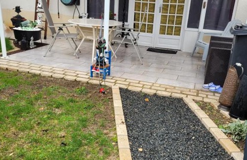 Aubigny-sur-Nere House | Inviting Chambre chez l'habitant: Top-Rated for Families