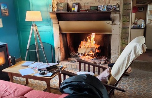 Ivoy le Pre House | Cozy Guest Room in Historic Red House with Kitchen Access