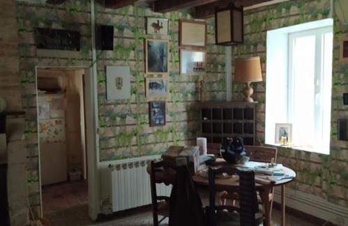 Ivoy le Pre House | Cozy Guest Room in Historic Red House with Kitchen Access