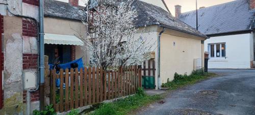 Ivoy le Pre House | Cozy Guest Room in Historic Red House with Kitchen Access