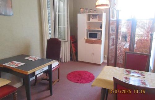Saint-Julien-Puy-Laveze House | Cozy Stay at Chambre Chez l'Habitant – 8.4/10 Rated