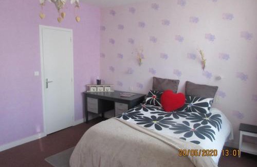 Saint-Julien-Puy-Laveze House | Cozy Stay at Chambre Chez l'Habitant – 8.4/10 Rated