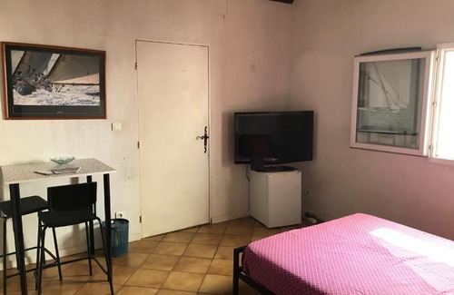 13th Arrondissement House | Cozy Room with Private Bath and Pool Access in a Villa