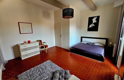 Sauvian Bed & Breakfast | Comfortable Room with Child-Friendly Amenities, Rated 10/10