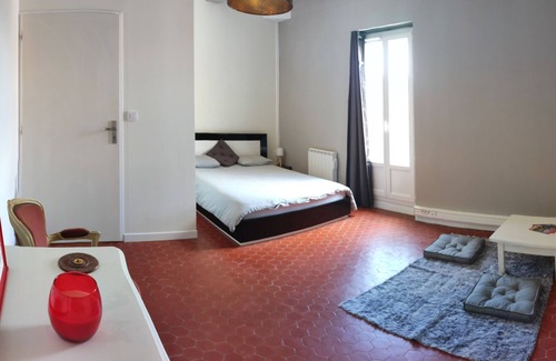 Sauvian Bed & Breakfast | Comfortable Room with Child-Friendly Amenities, Rated 10/10
