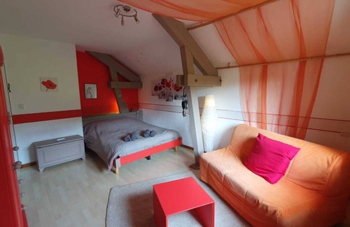 Choisy Bed & Breakfast | Cozy Chambre Coquelicot: Ideal for Families & Breakfast Included