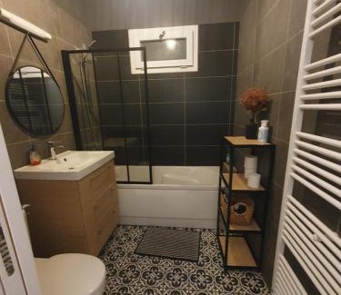 Noisy-le-Grand Bed & Breakfast | Cozy Room with Private Bath - Pet Friendly Retreat