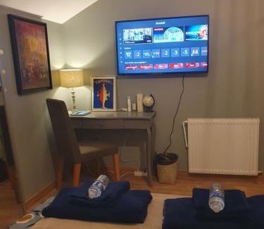 Noisy-le-Grand Bed & Breakfast | Cozy Room with Private Bath - Pet Friendly Retreat