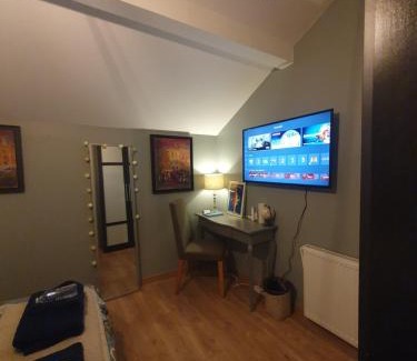 Noisy-le-Grand Bed & Breakfast | Cozy Room with Private Bath - Pet Friendly Retreat