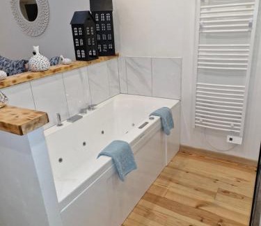 Neufmaisons House | Pet-Friendly Chambre d'Emma: Guest Rated 10/10 Experience