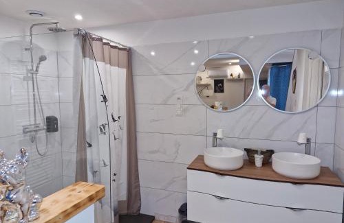 Neufmaisons House | Pet-Friendly Chambre d'Emma: Guest Rated 10/10 Experience