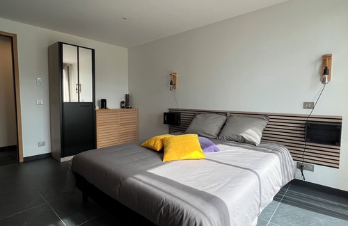 Le Rayol Bed & Breakfast | Serene Room with Balcony and Ocean View Awaits You