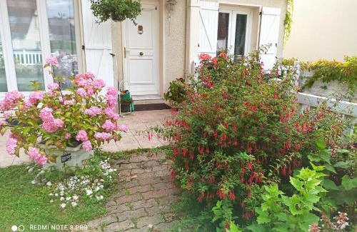 Le Mesnil-Saint-Denis House | Cozy Chambre d'Hôte Minutes from Versailles, Family-Friendly