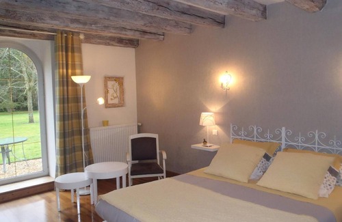 Saint-Germain-du-Puy Bed & Breakfast | Elegant Chambre d'Hôtes Le Domaine de Jacquelin Awaits