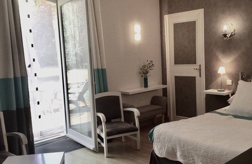 Saint-Germain-du-Puy Bed & Breakfast | Elegant Chambre d'Hôtes Le Domaine de Jacquelin Awaits