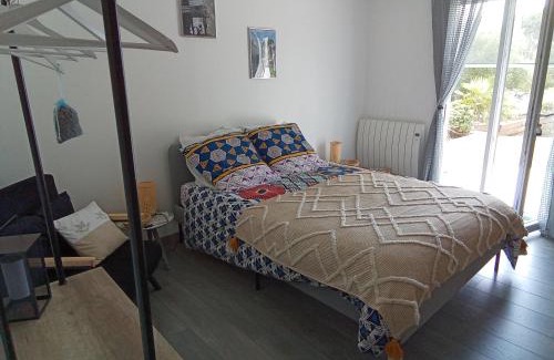 Saint-Dizant-du-Gua Bed & Breakfast | Chambre d'hôtes au milieu des vignes