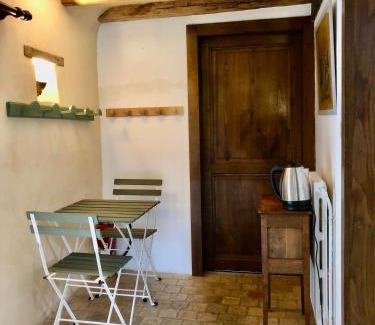 Gennes-sur-Glaize Bed & Breakfast | Inviting Chambre d'hôte à la Gilardière with Pool Access