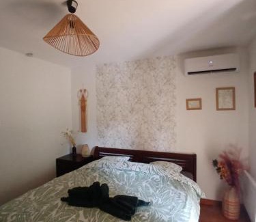 Fabregues Bed & Breakfast | Relaxing Retreat at Chambre d'hôte Amouratcha with Hot Tub