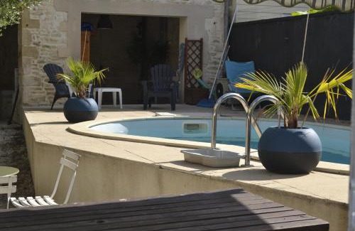 Chef-Boutonne Bed & Breakfast | Chambre d'hôte avec piscine partagé à disposition