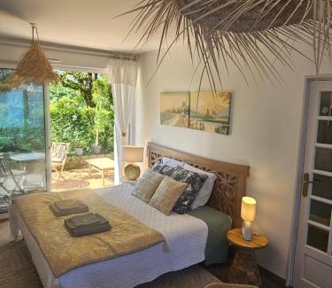 La Roche-sur-Yon Bed & Breakfast | Oceanfront Escape: Chambre d'hôte BALI with Pool & Views