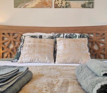 La Roche-sur-Yon Bed & Breakfast | Oceanfront Escape: Chambre d'hôte BALI with Pool & Views