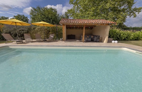 Baneuil Bed & Breakfast | Relax at Chambre D'hôte du Domaine des Deux Ânes Retreat