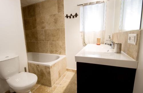 Cabrieres-dʼAigues House | Cozy Chambre d'hôte Geiko: Pet-Friendly Getaway Awaits