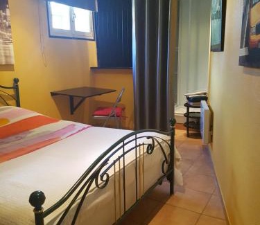 Roussillon-en-Isere Bed & Breakfast | Chambre d'hôtes Le Cyprès Bleu