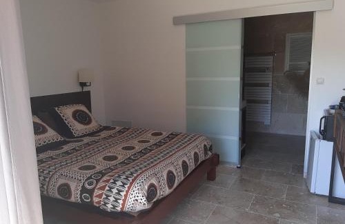 Alba-la-Romaine Bed & Breakfast | Relaxing Oceanfront Retreat with Spa and Pool Access