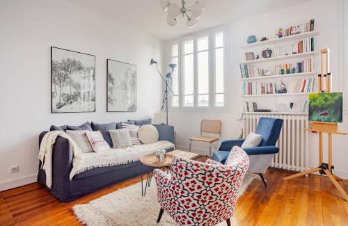 Richebourg - Saint-Clement House | Elegant Arty Chambre with Private Bath in Central Location