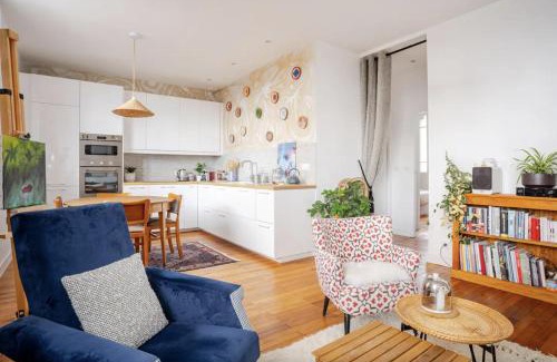 Richebourg - Saint-Clement House | Elegant Arty Chambre with Private Bath in Central Location