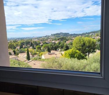 13th Arrondissement House | Discover Chambre d'hôtes au Cœur des Oliviers with Spa & Pool