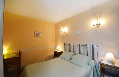 Grillon Bed & Breakfast | Inviting Chambre d'Hôtes Au Vieux Chêne with Kitchen Access